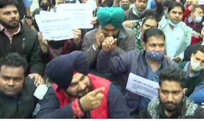 Tit For Tat: Navjot Sidhu arrives at dharna of guest teachers protesting in front of Kejriwal's residence
