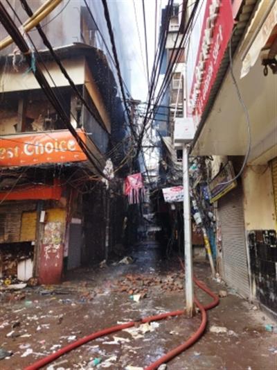 दिल्ली भागीरथ पैलेस मार्केट में भीषण आग से 50 से ज्यादा दुकानें जलकर खाक