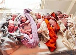 महिला ने एक साथ पांच बच्चियों को दिया जन्म, पिता बोले- ऊपर वाले की कृपा बरसी