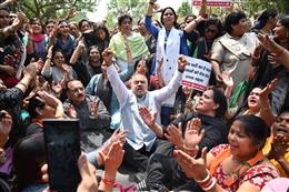 कांग्रेस मुख्यालय के बाहर भाजपा महिला मोर्चा का प्रदर्शन