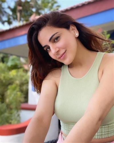  Shraddha Arya relaxes with Rishi Kapoor songs after a long day's shoot