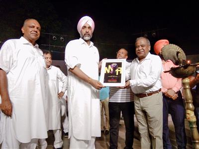 10वें नाट्यम मेले पर पहुँचे वित्त मंत्री मनप्रीत सिंह बादल की तरफ से 10 लाख रु. अनुदान की घोषणा 